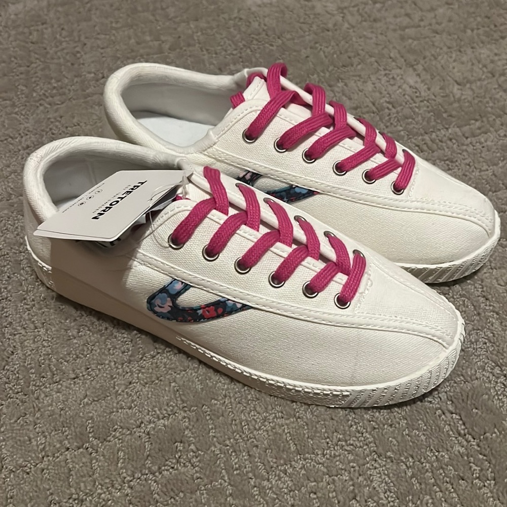 NWT White/Fuchsia/Floral Treton - 8